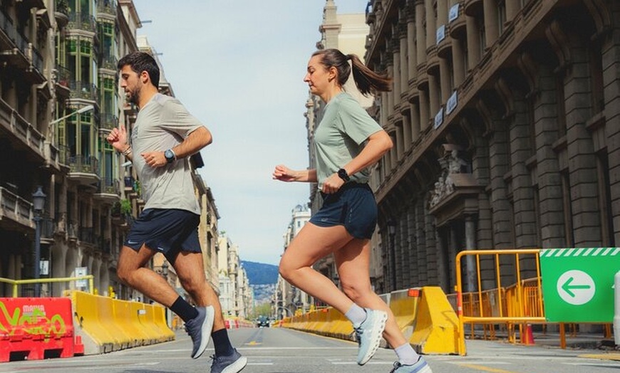 Image 4: Dirige el Barcelona Gótico con un local: Tour de running en grupo 7K
