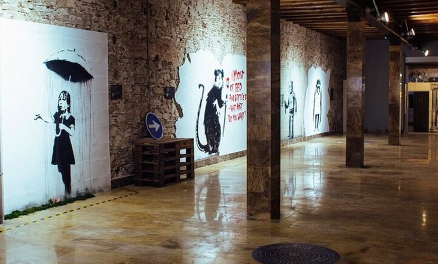 Image 4: Entrada al Museo Banksy de Barcelona