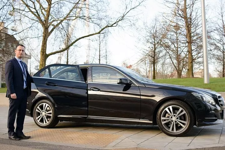 Gatwick Airport To Central London Private Roundtrip Transport - Primary Image