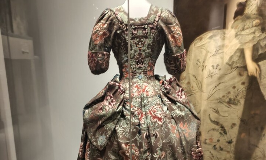 Image 4: Stories in Art London Victoria and Albert Museum Private tour