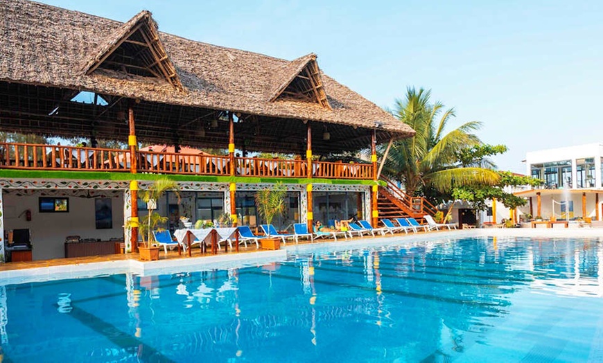 Image 1: ✈ ZANZIBAR | Nungwi - Canary Hotel & SPA 4* - Idéal famille