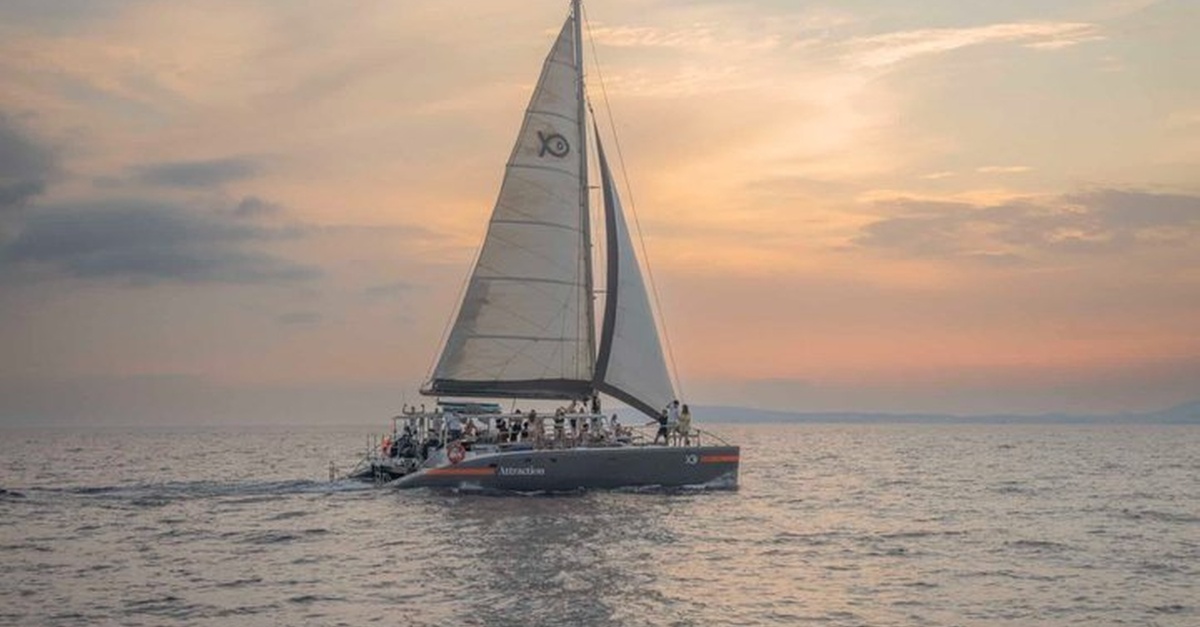 Crucero en catamarán con DJ y cena mediterránea en Palma de Mallorca