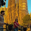 Image 1: Recorrido en bicicleta al amanecer: Barcelona ante las multitudes