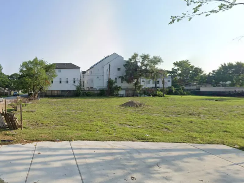 Parking at 2002 Beall St. Lot