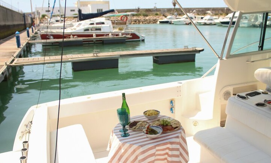 Image 8: Tour Privado en Barco por Trafalgar,Cádiz con Aperitivo y Snorkel