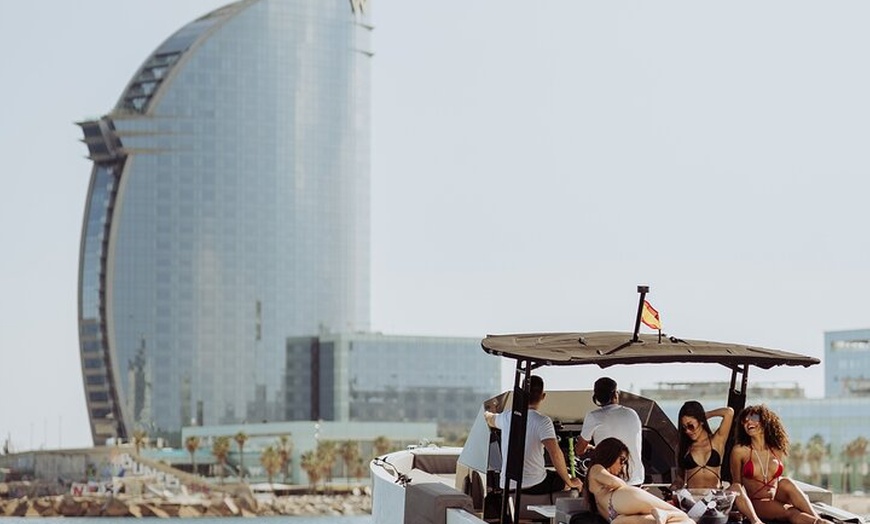 Image 5: Experiencia privada en barco de motor en Barcelona