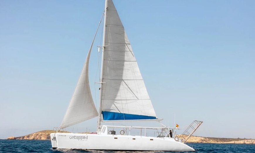 Image 2: Experiencia de crucero en barco por Barcelona y pasaporte de fiesta