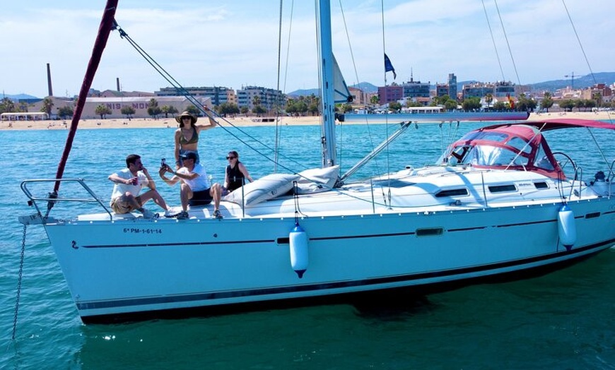 Image 2: Paseo en Barco Privado por Barcelona con Barra libre y snacks