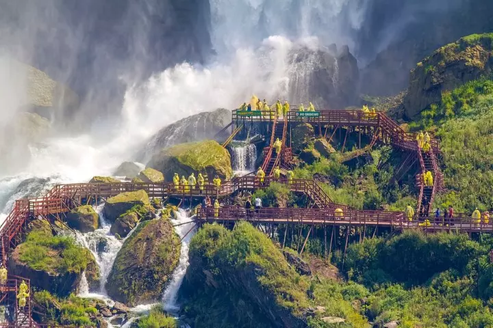 Maid of the Mist & Cave of the Winds Walking Tour