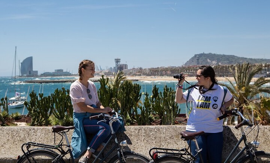 Image 1: Recorrido en bicicleta por lo más destacado de Barcelona