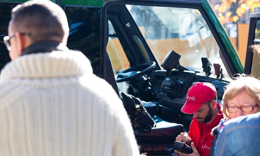 Image 12: Granada City Tour Subir y bajar del tren