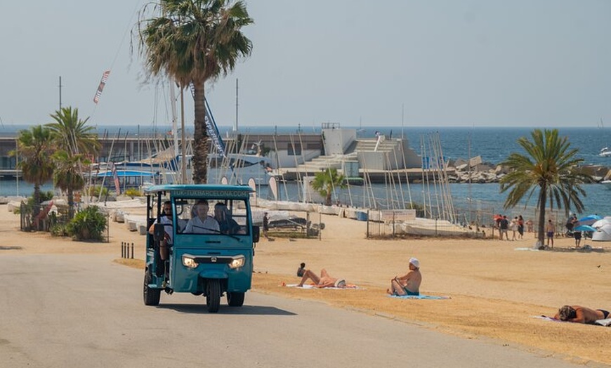 Image 2: Tour privado de 2 horas por Barcelona Tuk-Tuk