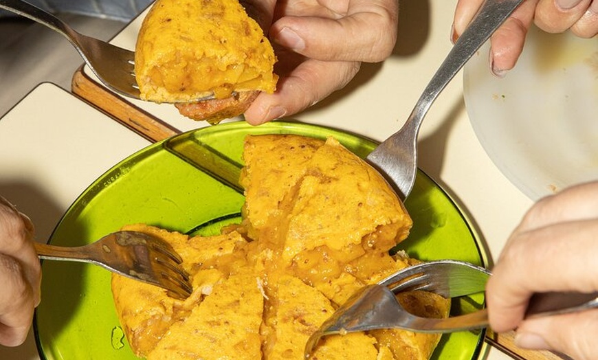 Image 2: Tour de tapas en grupo pequeño por el centro de Barcelona con 6 tap...