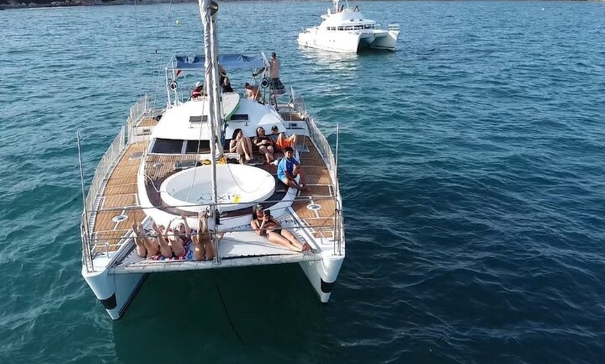 Image 2: Tour en Catamaran De 2 Horas con Jacuzzi y Baño en el Mar