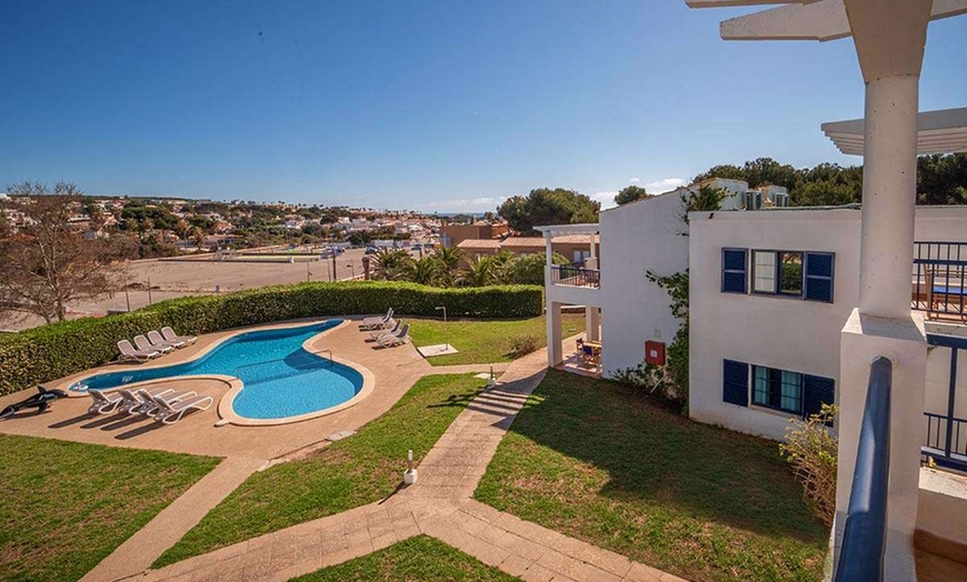 Image 8: ✈ MINORQUE | Punta Prima - Bimbolla Apartaments 3* - Piscine extéri...