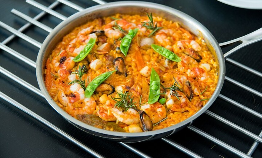 Image 2: Tour por el mercado y cocina de paella con vino en el centro de Bar...