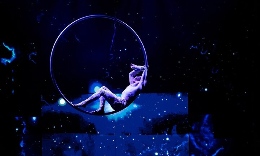 Image 28: Wintergarten Varieté "FLYING LIGHTS" inkl. Flying Steps