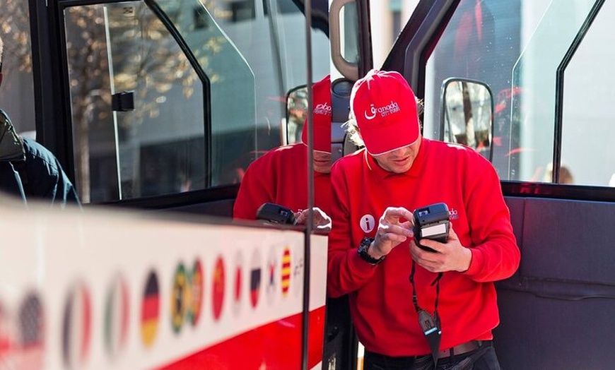 Image 4: Granada City Tour Subir y bajar del tren