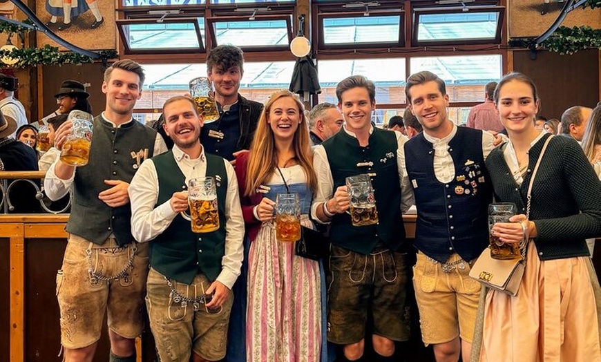Image 3: Oktoberfest-Erlebnis in München: Spaß, Essen, Bier und Sitzplätze