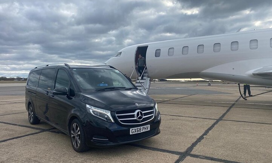 Image 4: Private Transfer Edinburgh Between Train Station and City Centre