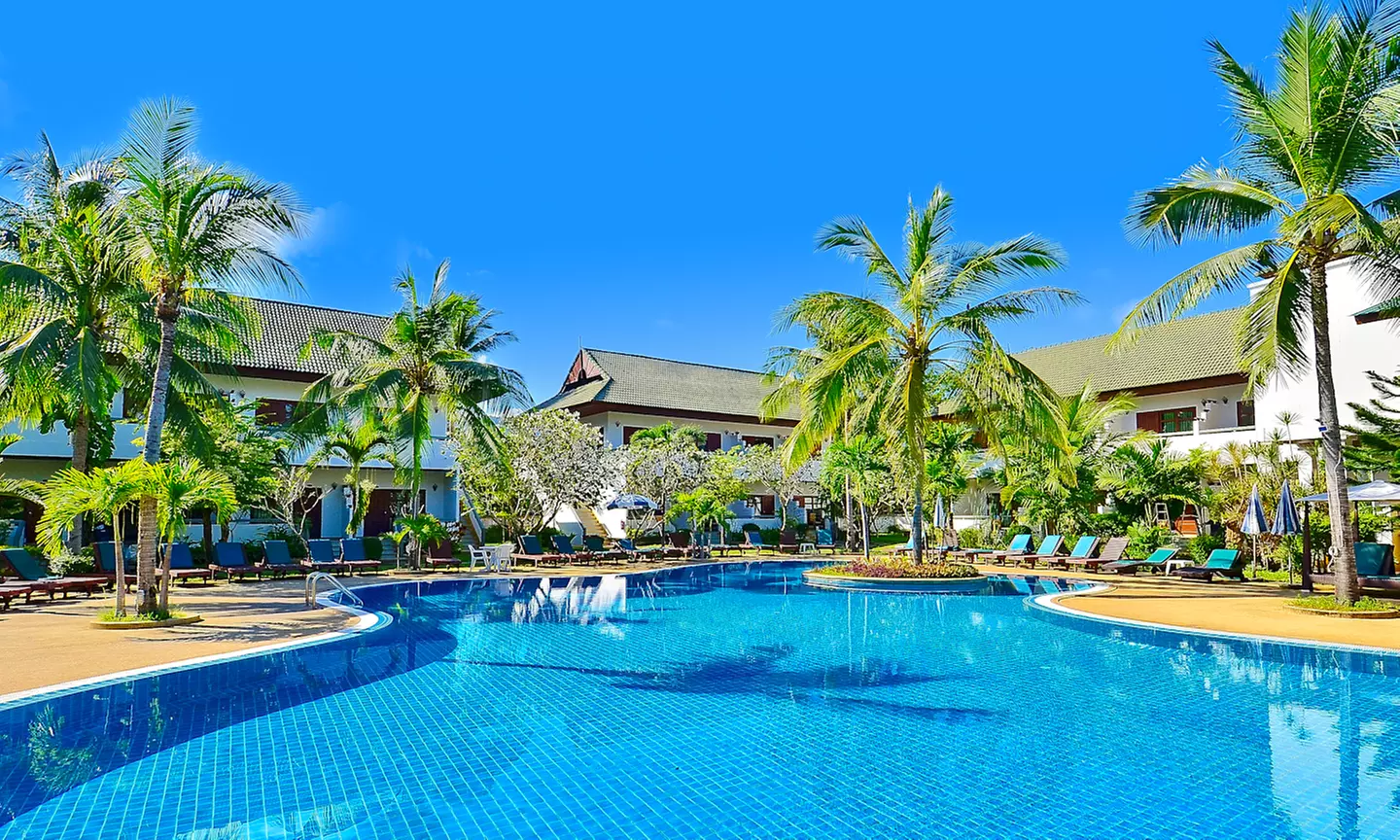 ✈ SÜDTHAILAND | Ko Samui - First Bungalow Beach Resort 3*, 5 Nächte - Außenpool - Primary Image