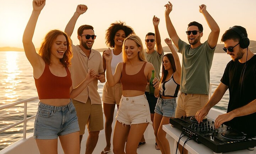 Image 5: Barcelona Boat Party con bebidas gratis y DJ