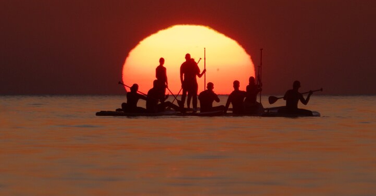 Experiencia de paddle surf al amanecer en Barcelona