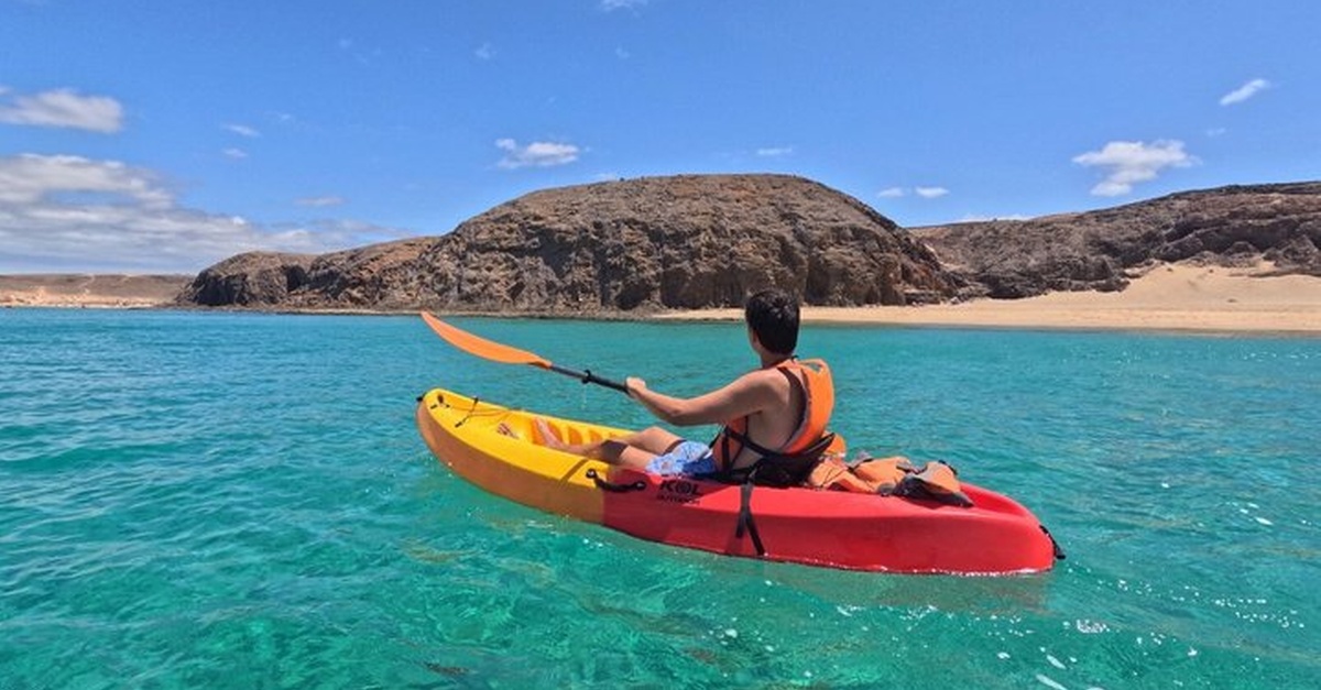 Actividad de kayak y snorkel en Playa Papagayo, Las Palmas