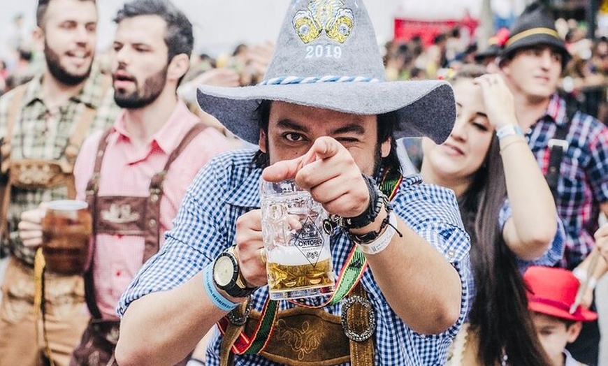 Image 3: Oktoberfest Tour All in Tischreservierung mit 2 Fahrgeschäften