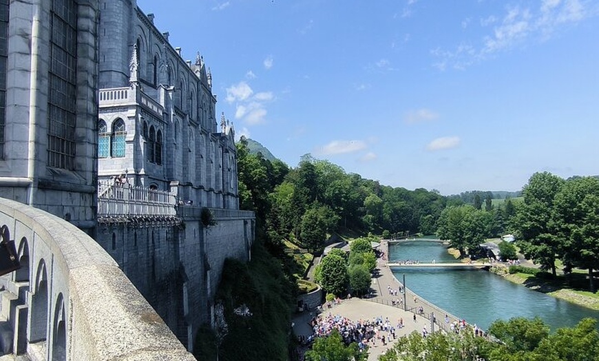 Image 16: Experimente Lourdes con un tour privado y un cómodo transporte