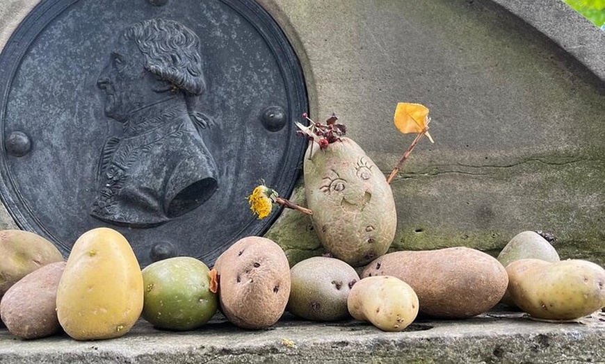 Image 13: Visite du cimetière du Père Lachaise, contes des tombes et crêpes