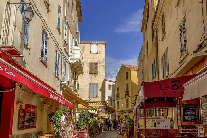 Demi-journée entre la ville médiévale et la marina au départ du por...