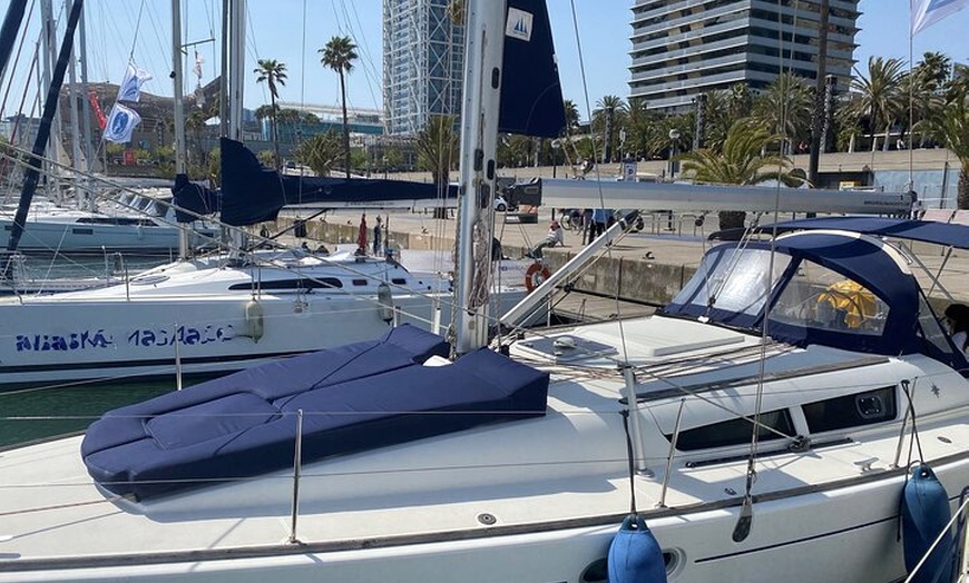 Image 4: Excursión privada a vela desde Barcelona con Tapas y Cava Español