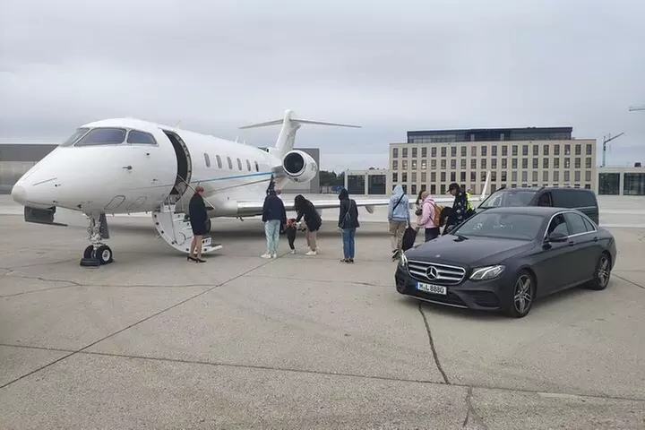 München Privater Flughafentransfer mit klimatisiertem Fahrzeug - Primary Image