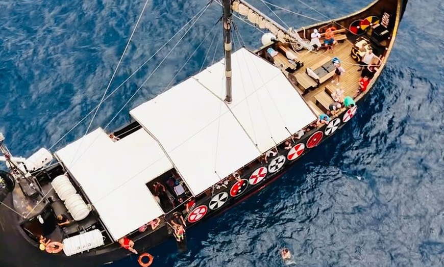 Image 5: Crucero con Bebidas, Avistamiento de Ballenas y Tiempo para Nadar