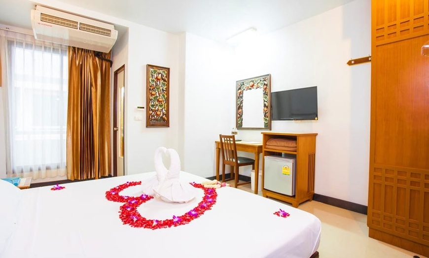 Image 8: ✈ MIDDEN VAN THAILAND | Bangkok - New Siam Palace Ville Hotel 3*, 5...