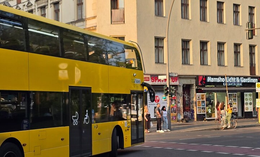 Image 37: Berlin VIP TOUR - Private Bus Tour inklusive Chauffeur und Guide