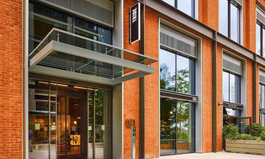 Image 2: ✈ GROßBRITANNIEN | London - Mama Mia The Party: Aufenthalt im TRIBE...