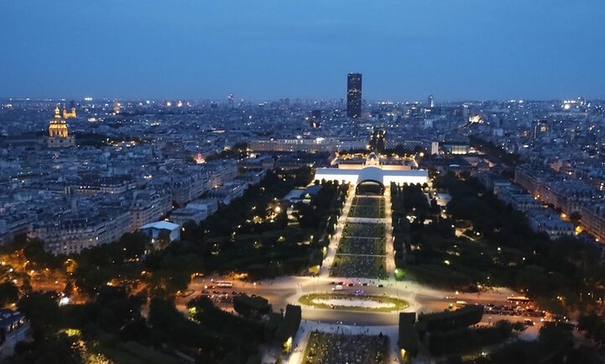 Image 17: Visite de l'ascenseur de la Tour Eiffel au deuxième étage et option...