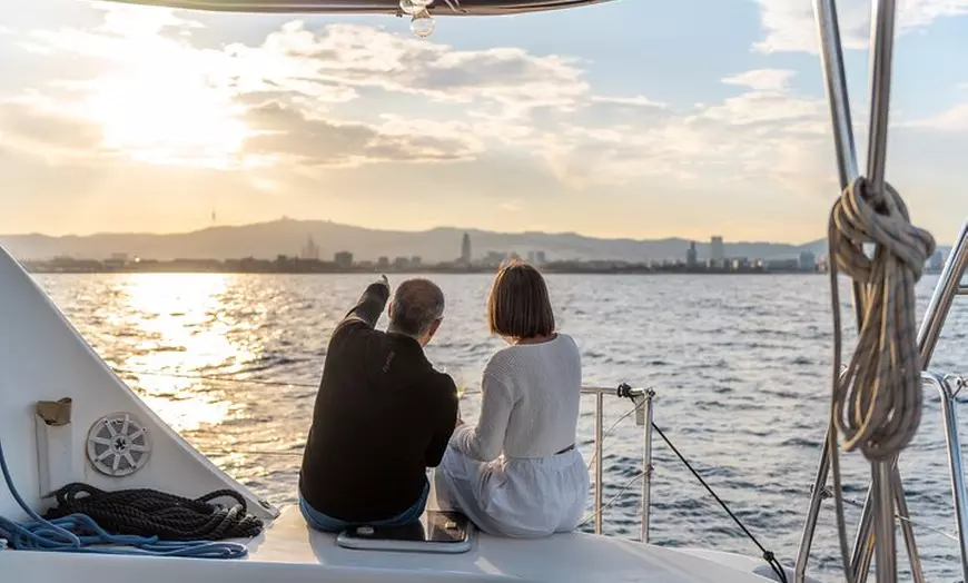 Image 1: Navegación al atardecer en Barcelona con ​​vino y tapas