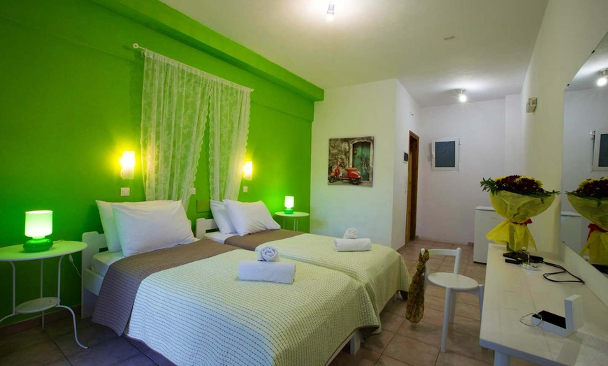 Image 2: ✈ SANTORIN | Perissa - Iliada Odysseas Resort 4*, 3 nuit