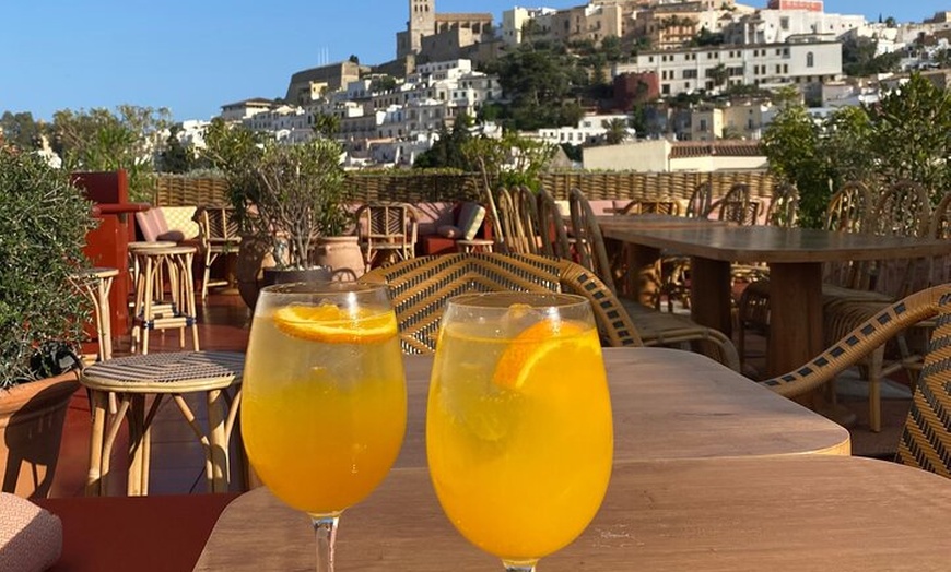 Image 6: Visita Nocturna Guiada a Dalt Vila Ibiza con Copa de Sangría
