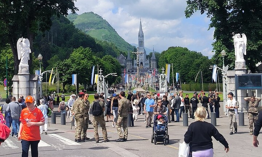 Image 11: Experimente Lourdes con un tour privado y un cómodo transporte