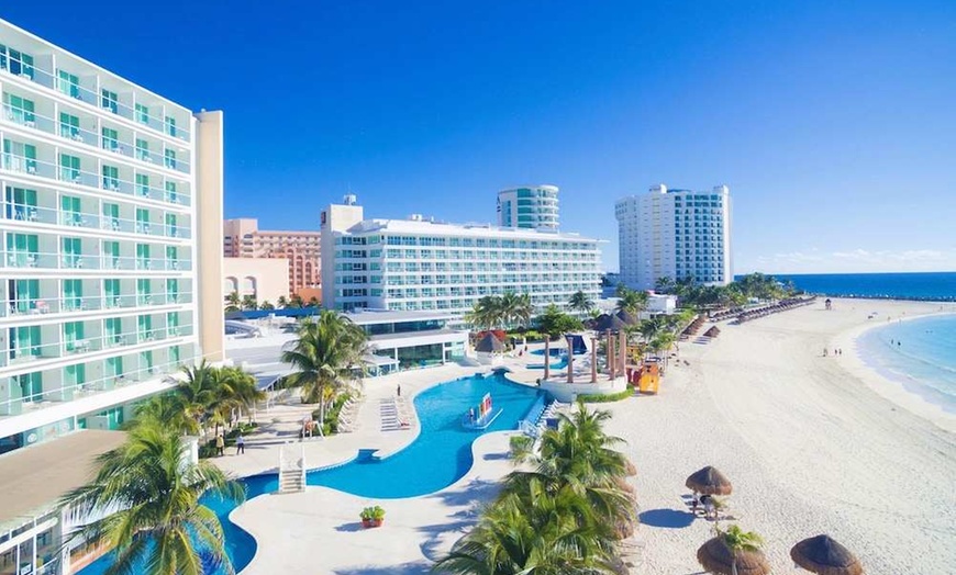 Image 1: ✈ MESSICO | Cancún - Krystal Cancún 4*, 5 notti - Piscina esterna