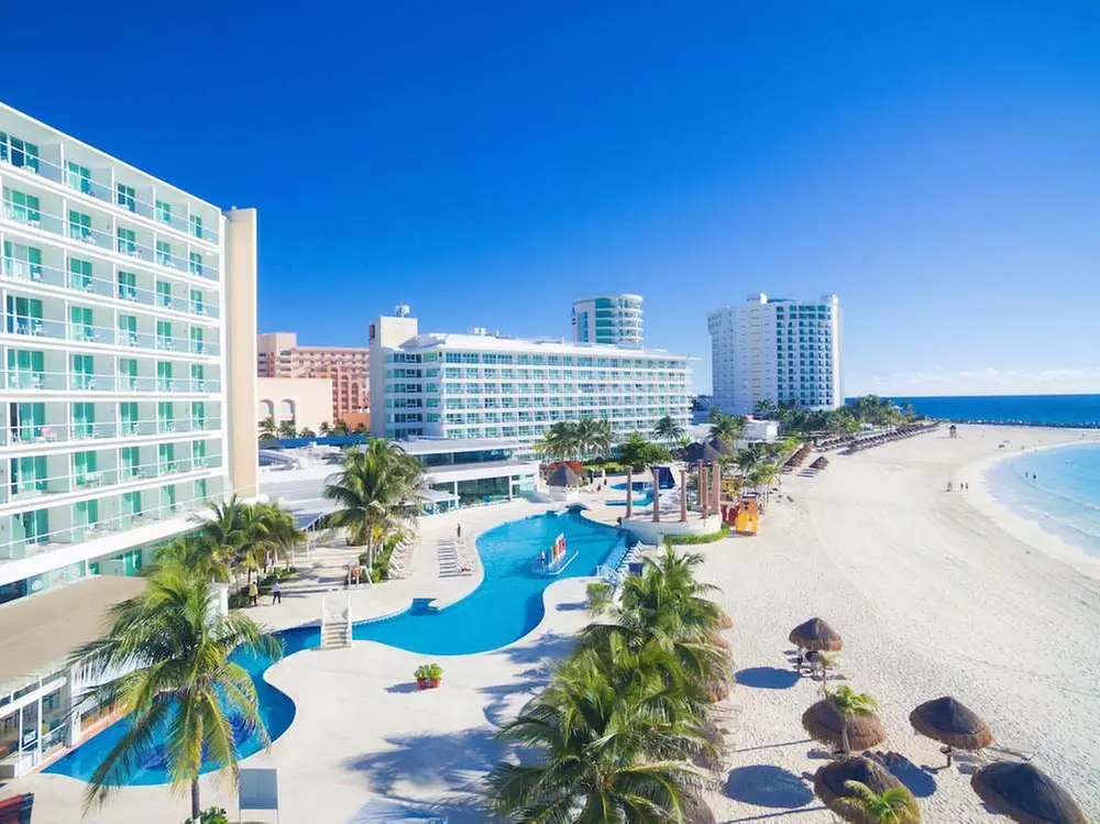 ✈ MEXIKO | Cancún - Krystal Cancún 4*, 5 Nächte - Außenpool - Primary Image