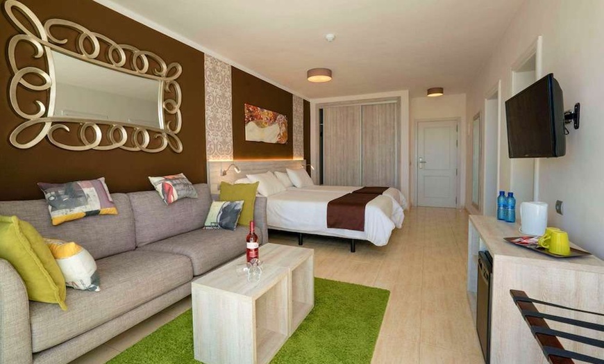 Image 10: ✈ LANZAROTE | Costa Teguise - Galeón Playa 3*, 4 nachten - Stadscen...