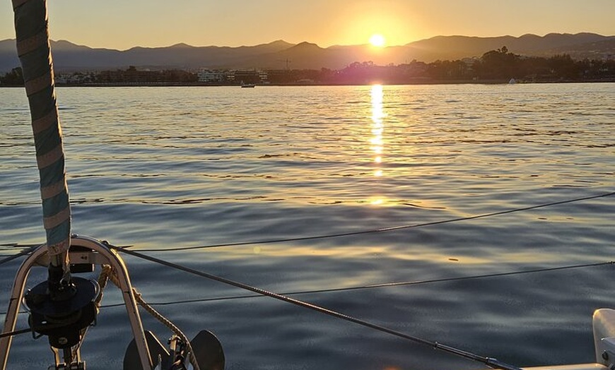 Image 15: Marbella: Crucero al atardecer en catamarán con aperitivos y bebidas