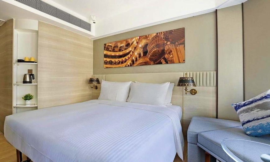 Image 3: ✈ HONG KONG - Hotel Alexandra 4* - Piscine extérieure