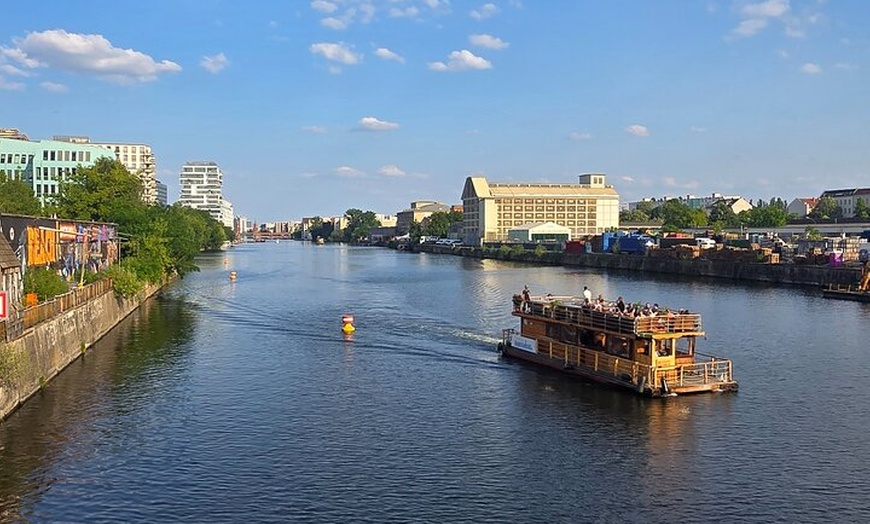 Image 15: Berlin VIP TOUR - Private Bus Tour inklusive Chauffeur und Guide