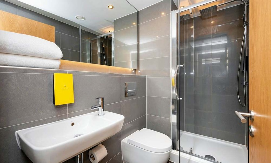 Image 4: ✈ GROßBRITANNIEN | Liverpool - Staycity Aparthotels Liverpool Water...